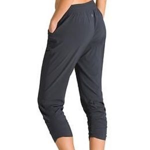 🌻Athleta prima Capri joggers🌻